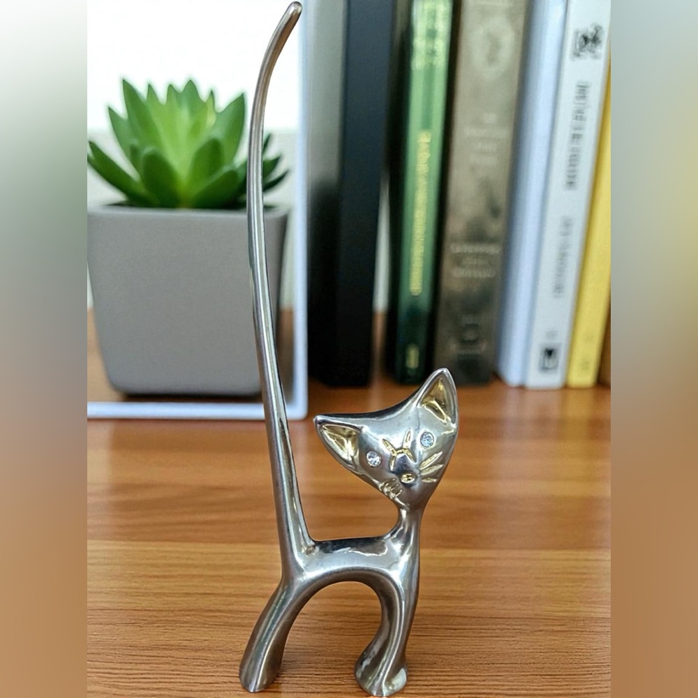 Adorable Silver-tone Chrome Plated Purring Cat Ring Holder, gift for cat lovers